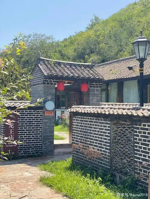 青砖灰瓦的小院