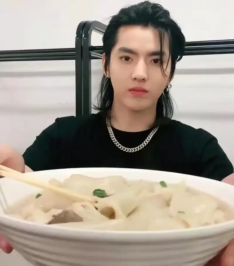 吴亦凡狱中发福当班长,母亲苦苦哀求成龙帮忙,专人照顾还写歌?