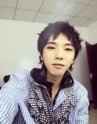 华晨宇出道前的样子你见过吗?见过可能都认不出,变化真的太大