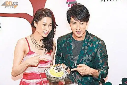 钟嘉欣与吴尊重逢 否认母亲到港"见家长"