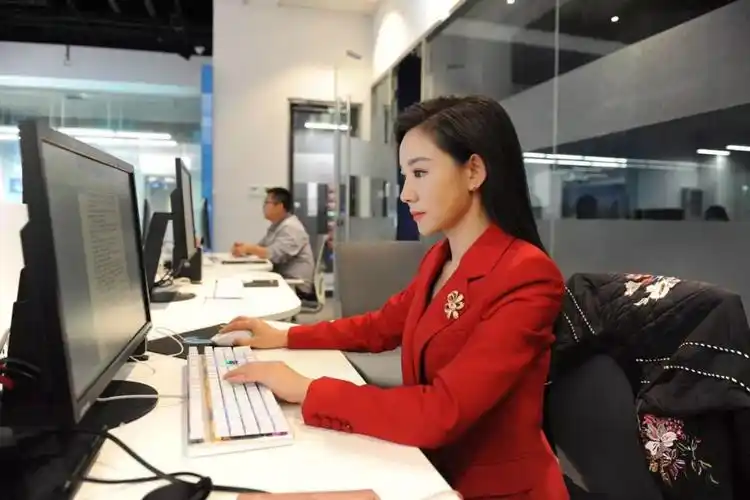 加油吧我们的2018齐鲁频道美女主播书匀为你送祝福啦