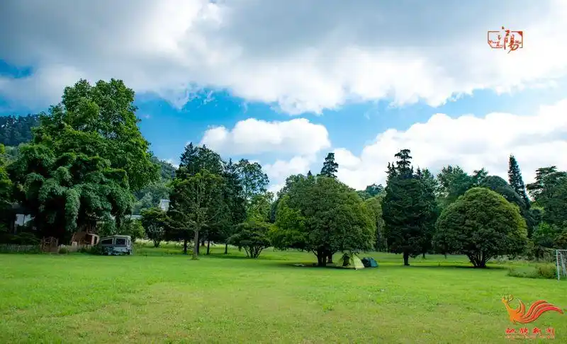 出发地贵州贵阳植物园《南亚地缘》摄制组9个人,4名随车队地面走,其他