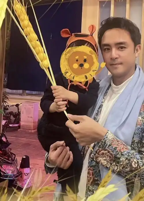 明道罕晒儿子正脸照,一岁半小小明脸型像爸爸,五官像妈妈好可爱