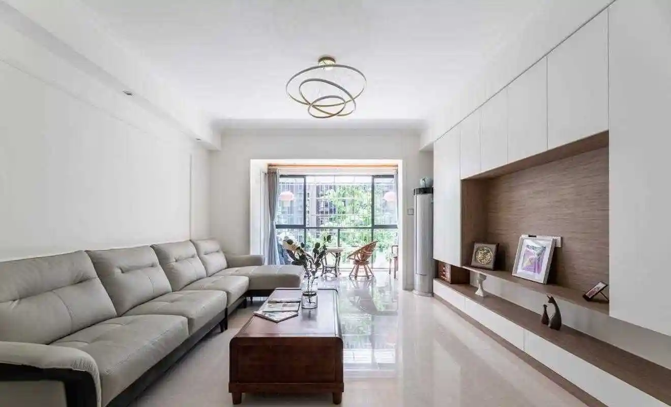 地台式电视柜顾名思义就是在电视下方的地面上用砖砌或者木砌出一个