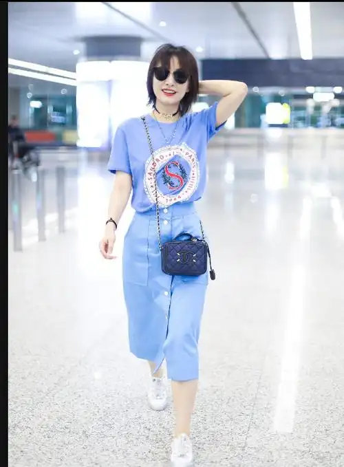 吴昕穿蓝色t恤搭配蓝色纽扣裙现身机场 烈焰红唇笑容灿烂