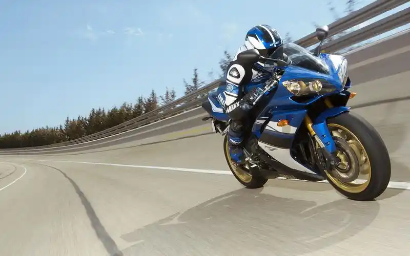 雅马哈r1摩托车桌面壁纸