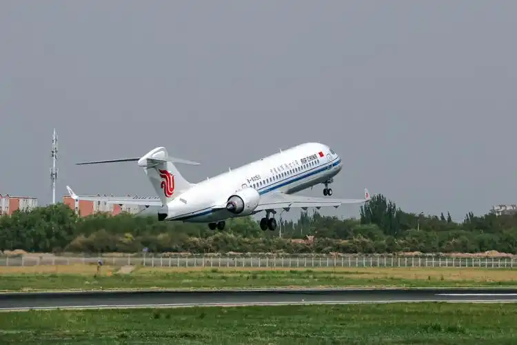 中国国际航空中国商飞arj21bav起飞