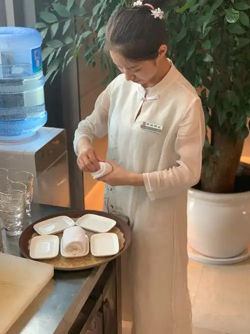 准备热毛巾备用