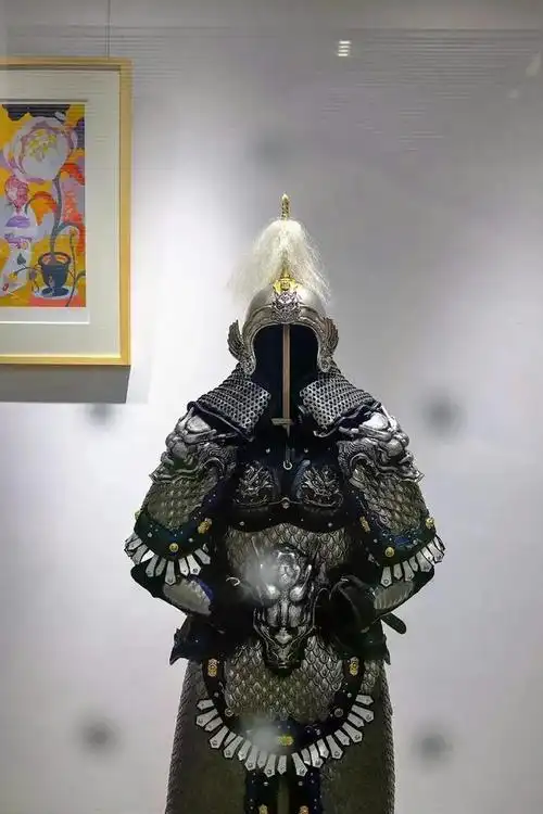 在艺术作品中,古代武将们身着的一身盔甲,有很多种颜色,有高贵的金色