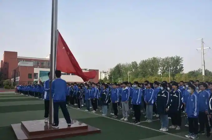 中牟县第一初级中学:珍爱生命预防溺水主题教育升旗仪式