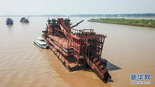 图为"华龙号"非法采砂船.新华网 李晓笛摄