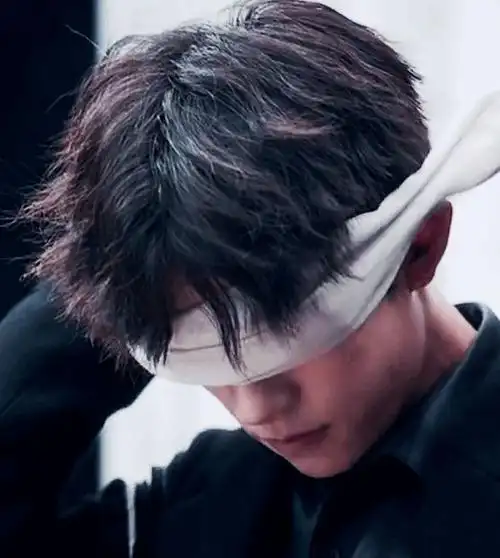 千玺弟弟把眼睛蒙起来的时候,就如同梦幻mv中的俊朗少年,整个人看着都