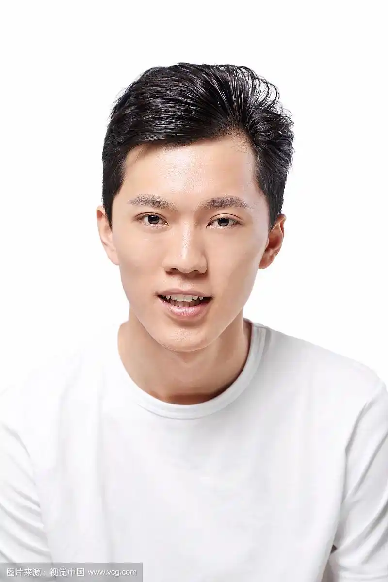白色背景下面容清爽的亚洲男青年