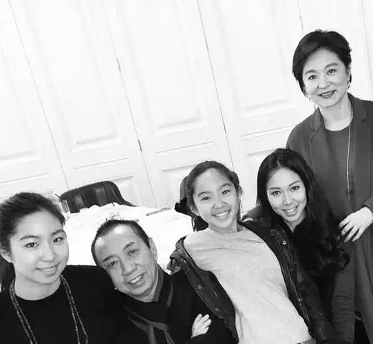 青霞的小女儿邢言爱今年18岁,还在念书,此前港媒拍到了她们两母女一起