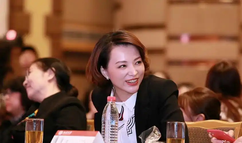 董卿穿西装优雅得体出席活动.