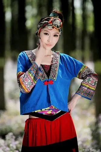 若隐若现唯美的民族风,裙舞飞扬,妖娆多姿,这样的女子 .