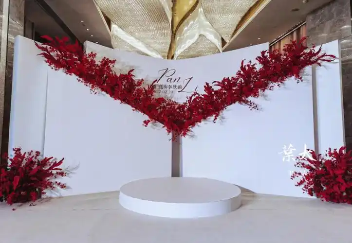 简约大气性价比超高红白婚礼背景墙留影区