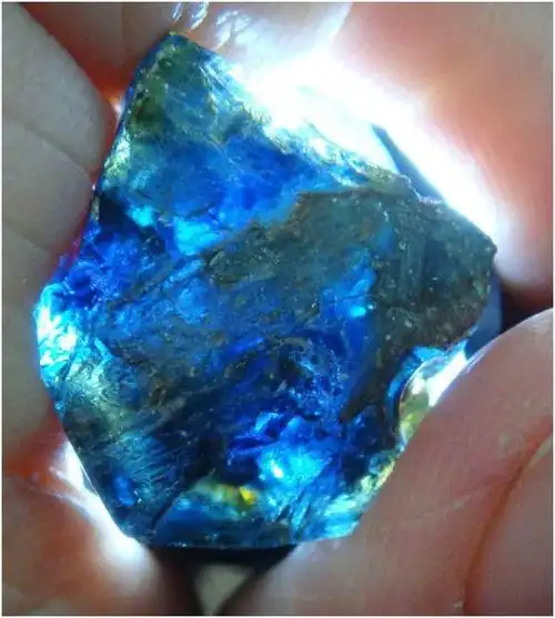 放羊老汉发现蓝色打火石被人低价收购专家你被骗了