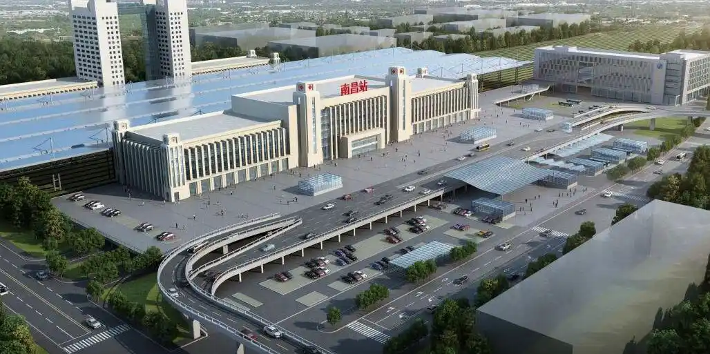 工程预计明年9月完工 8月4日,烈日当空,南昌火车站东广场施工现场