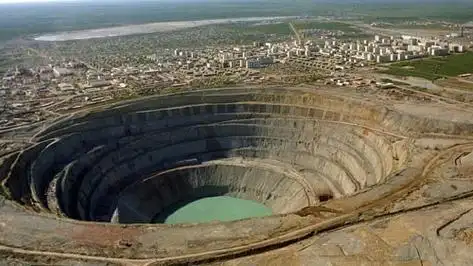 世界上最大的钻石矿, 珀匹盖陨石坑 — 世界之最