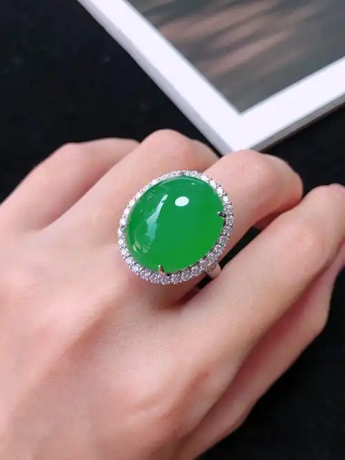 翡翠戒指简洁大方,既有东方的古典韵味,也有西方的时尚元素,时尚美观