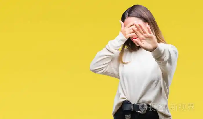 毛衣,在孤立的背景上,用手遮住眼睛,用悲伤和恐惧的表情做停止的手势