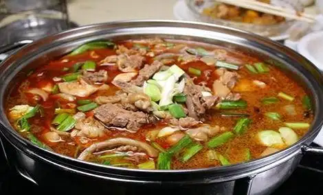 云南带皮牛肉火锅6人套餐!无需预约,节假日通用,地理位置优越!