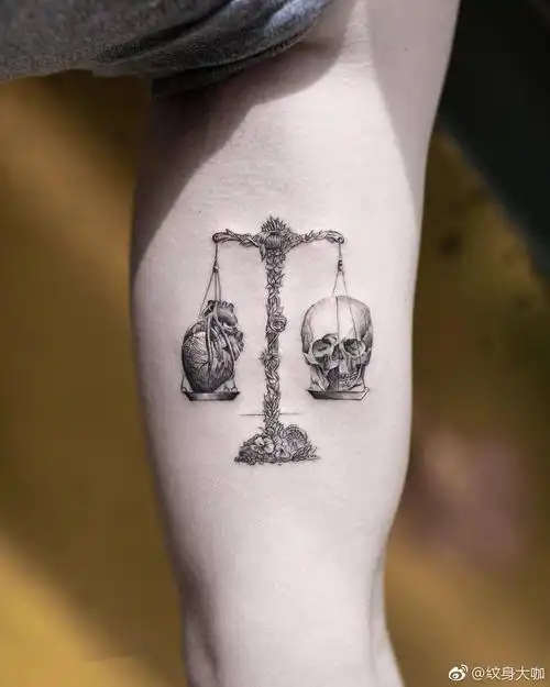 大臂黑灰天秤纹身图案