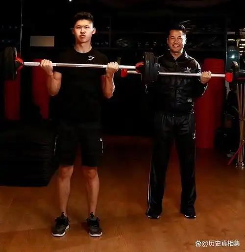 香港老牌型男王敏德的儿子也是倒霉,丑到在狗血剧里会怀疑孩子抱