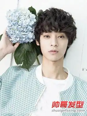 这款棕色系的短发烫发发型,卷卷的齐刘海,可以起到很好的修颜作用