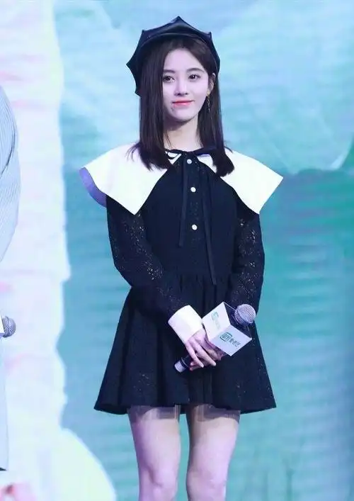 鞠婧祎换了穿衣风格好惊艳穿红色蕾丝长裙御姐味好浓挺吸引人