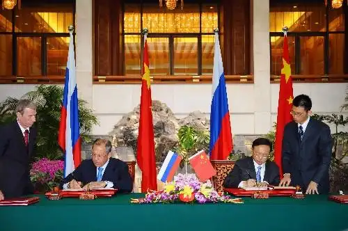 中俄外长共同签署两国政府关于中俄国界线东段补充叙述议定书及其附件