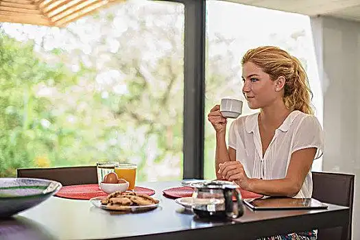 喝咖啡美女图片