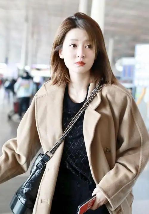 乔欣又出新风格,炸毛短发廓形大衣干练又成熟,轻熟女孩的最爱