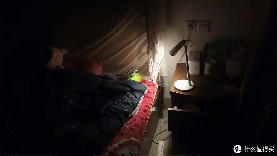 当你晚上躺在床上刷手机的时候,可以把台灯调到最低档亮度,然后再设置