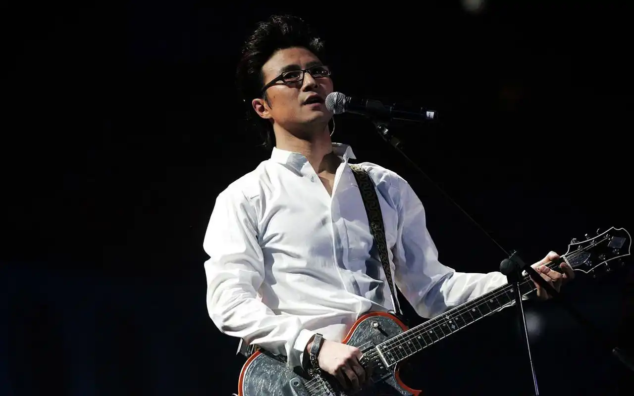 汪峰摇滚歌手酷黑电脑桌面壁纸