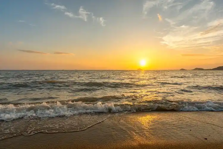 10月份的珠海,很是炎热,早上的日出还是有些凉风,在海边吹着风,看着