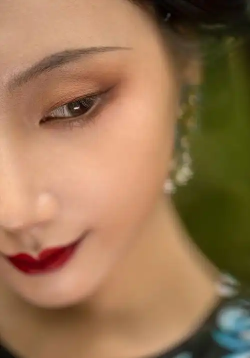 远山眉还可以根据自己的喜好画粗或者画细,都是没有问题的,这种眉毛