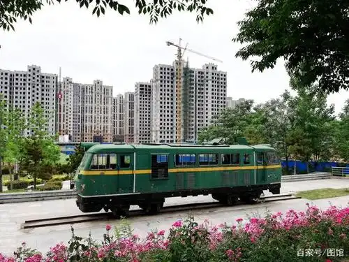 清潩河旁创意景点,一节绿皮火车头,好似时光静止