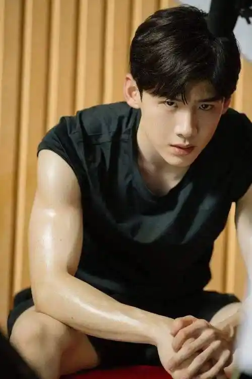 男明星举铁,是增加了阳刚之气,还是磨灭了少年感?_陈星旭_肌肉_邢克垒