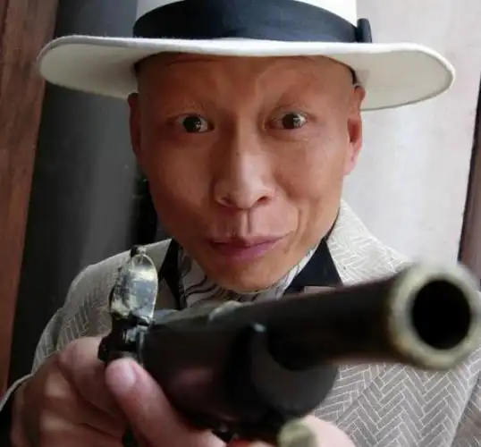 《举起手来》搞笑翻译官,娱乐圈的坏人专业户,长相丑陋却娶娇妻