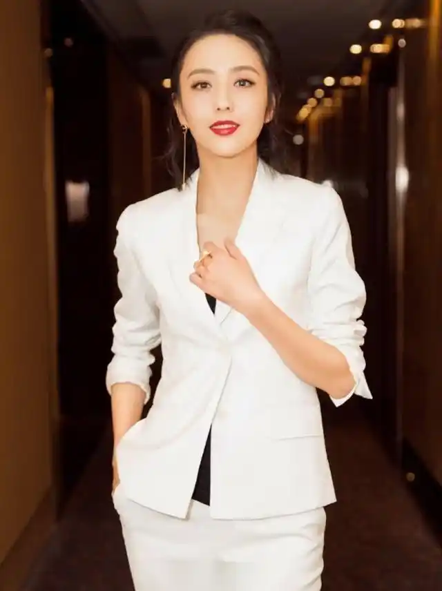 穿西装最飒女明星,佟丽娅到底怎么做到的?把西装穿成性感的味道.