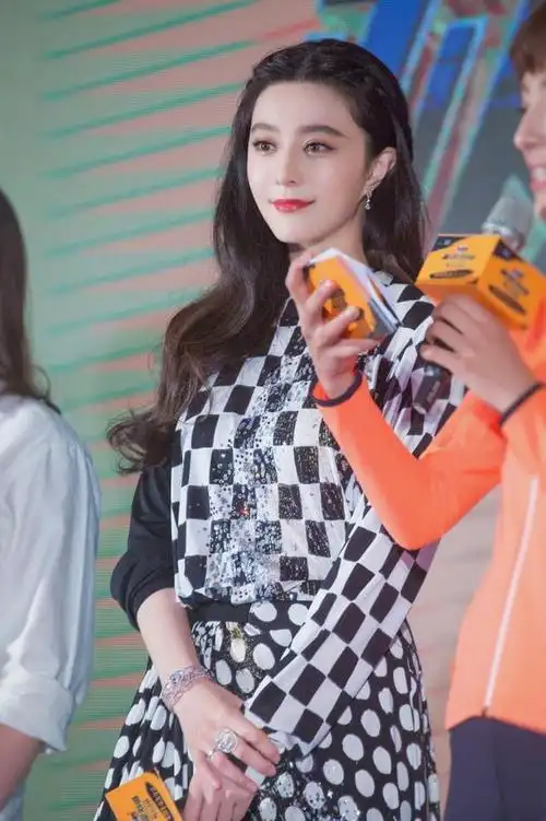 范冰冰早期为楼盘开幕剪彩,无ps的她长这样,还能认出吗?