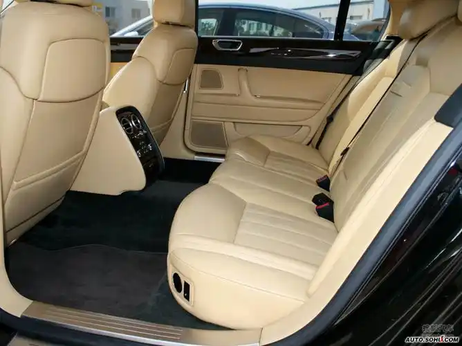 80万     询底价看配置 宾利欧陆飞驰内饰 - 后排座椅     提示:支持