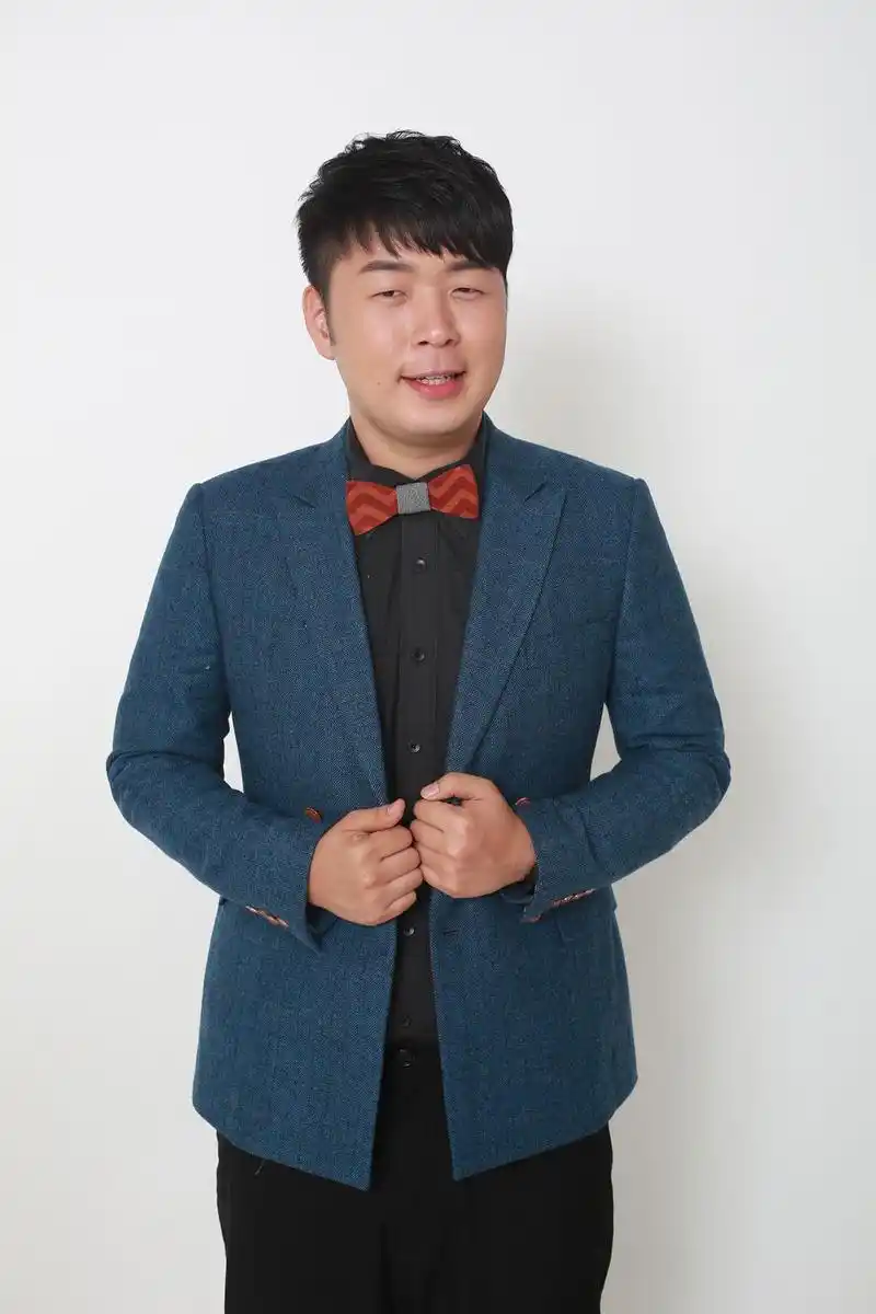 杜海涛吃蜈蚣,勇敢探索美食文化 杜海涛吃蜈蚣在嘴里八进八出,面不改