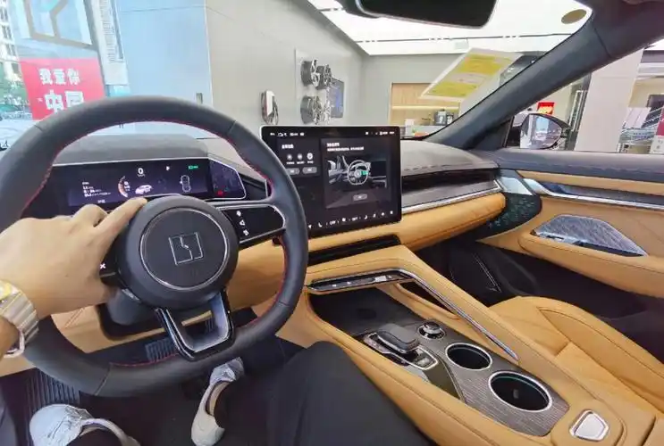 氮蓝的内饰好看嗷钛棕红色安全带也好看#极氪001极氪峰(作者) :我也