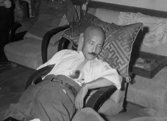 老照片:日本甲级战犯东条英机绞刑过程,行刑时双腿发抖_腾讯新闻