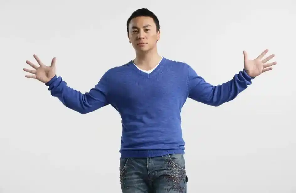 香港影视动作武打演员现在的释小龙就是帅!