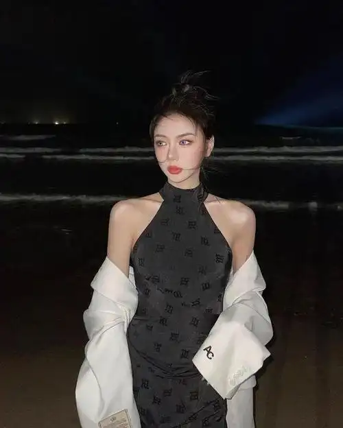 国产御姐周周,颜值出众,身材上佳,曲线玲珑,风格大胆!