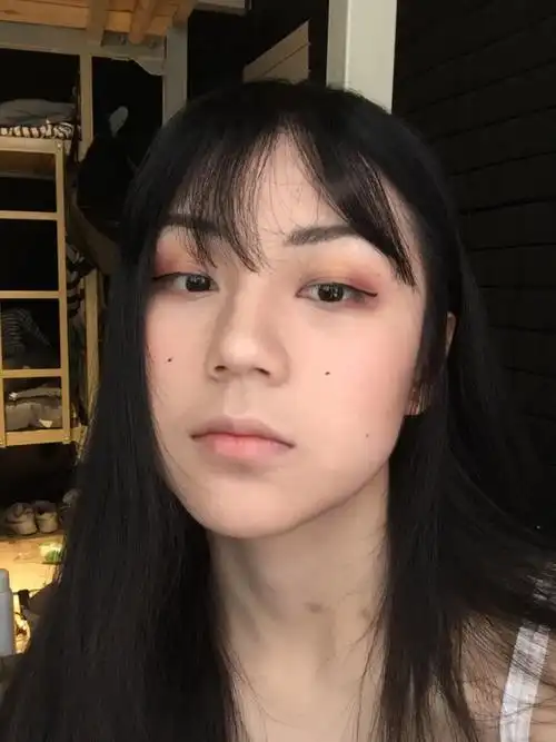 有没有化妆和素颜差别很大的,朋友没有认出来的故事?(故事)?